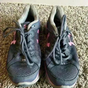 Woman’s under armour tennis shoes. Size 9.